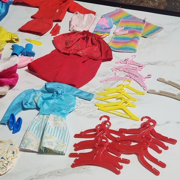 Vtg BARBIE HUGE LOT Clothes Shoes Hangers Accessories Outfits Gymnastics Tennis - Picture 3 of 16